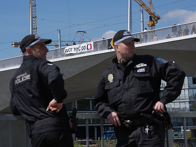 Ruce pryč od ČT. Spolek Kaputin „ozdobil“ nově otevřený Dvorecký most
