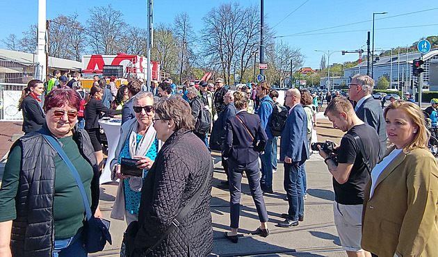 OBRAZEM: Historické tramvaje, jazz i fronta na přívoz. Praha otevřela Dvorecký most