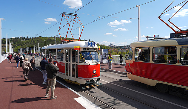 Pražané sobě? Jak kteří. Po století se v širším centru otevřel nový most přes Vltavu