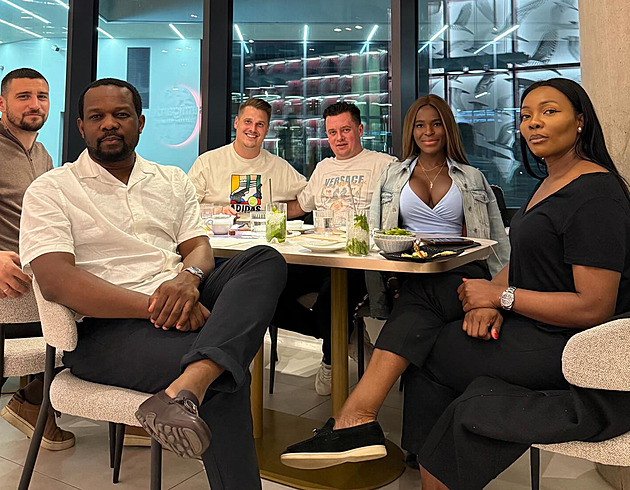 Sch�zka p�edstavitel� �steck�ho a �eskobud�jovick�ho fotbalu, majitel Viagemu P�emysl Kuba� uprost�ed vedle man�elky, majitelka Dynama Nneka Ede vpravo.