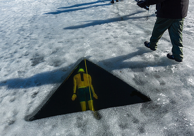 Já a sebevrah? Vůbec! Vencl ukázal mrazivé záběry z blackoutu pod ledem