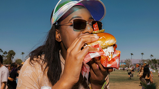 „Pizza za litr? Děkuji, nechci!“ Coachella 2026 čelí kritice za zcela skandální ceny jídla a pití