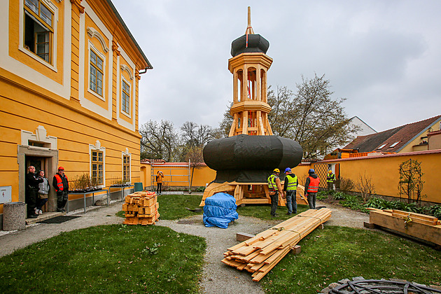 Až to tam dáme, tleskejte jako v letadle. Na borovanský kostel usazovali novou báň
