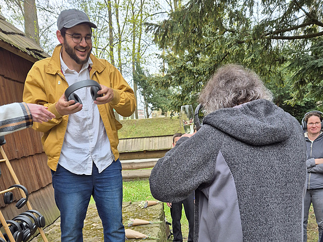 Atmosféra i příběh. Zážitkovou prohlídkou roubeného kostela provází herec Plesl