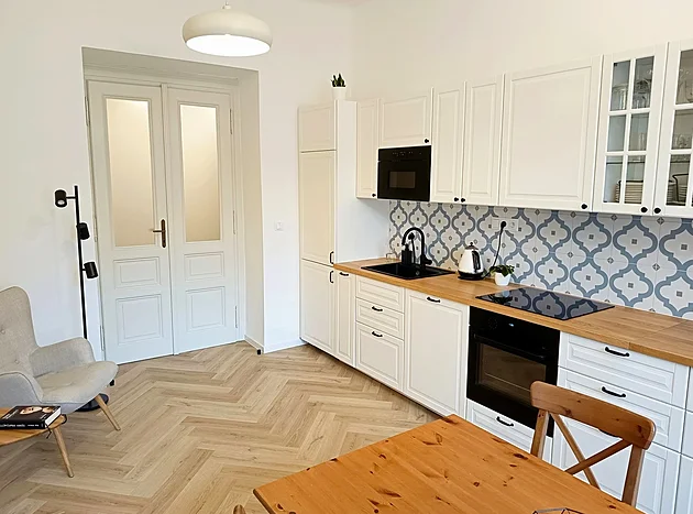 Z děsivého bytu 2+1 v Holešovicích je praktické bydlení pro rodinu s dětmi