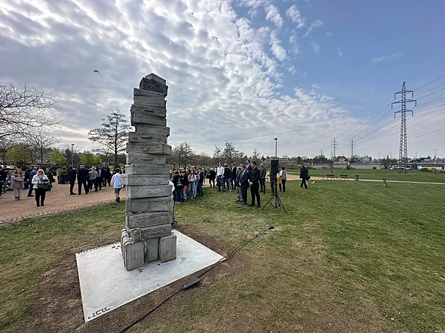 Sbaleno na věčnost. Výtvarník Gemrot navrhl památník obětem holokaustu
