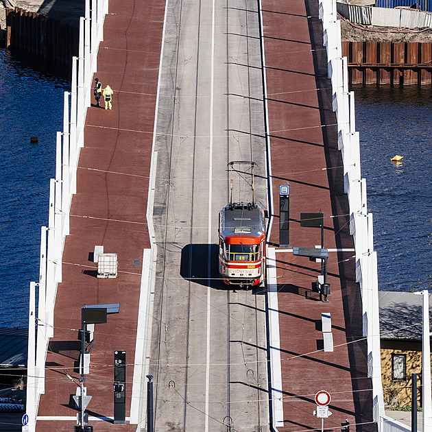OBRAZEM: Bílý beton, inspirace kubismem. Podívejte se na Dvorecký most z Vltavy