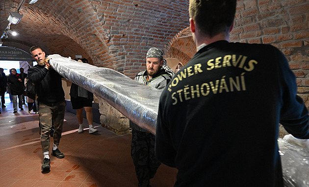 V Olomouci stěhovali středověkou loď z kmene, lidé ji uvidí poprvé po 64 letech