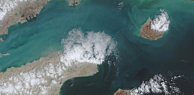 Hormuzský průliv se opět otevřel, proplouvá jím konvoj tankerů