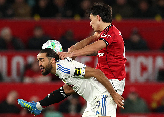 Vždyť se jich jen letmo dotkl! Stopera United vyloučili za tahání vlasů, kouč zuřil