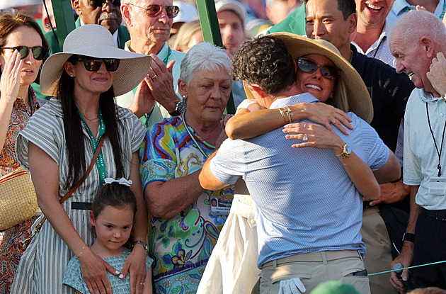 Tati, mami, koukejte. McIlroy sám nevěřil: S tímhle vyhrát? Pomohly i výlety tryskáčem