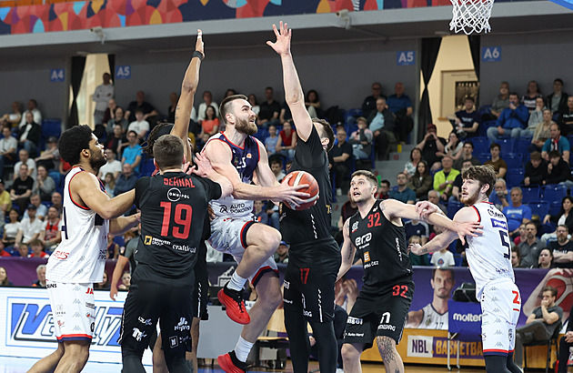 Kdo nejvíc zazáří v play off NBL? Vybírejte basketbalového superhrdinu