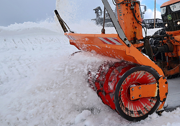 OBRAZEM: Hřebenovku na Luční boudu prorazila fréza, poslední sníh rozpustí slunce