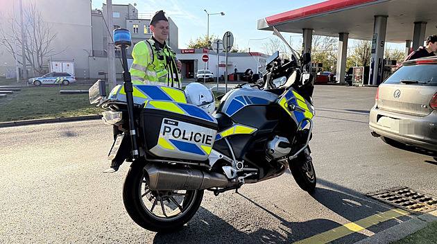 Nehoda dvou aut v Holešovicích. Jeden z řidičů naboural do čerpací stanice