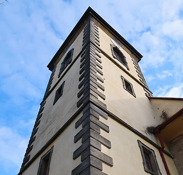 Místo onkologického výzkumu je starostkou, básněmi pomáhá kostelu