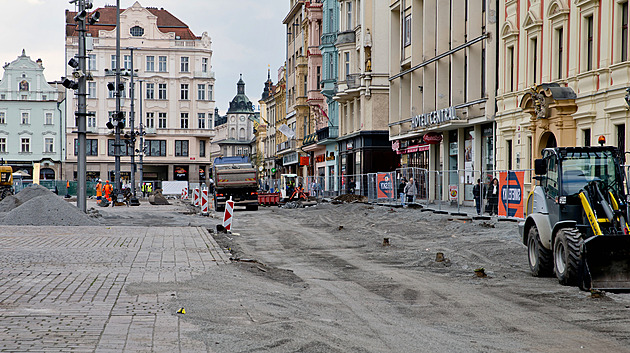 V Plzni rozkopali náměstí Republiky. Po přestavbě už ho autem neobjedete