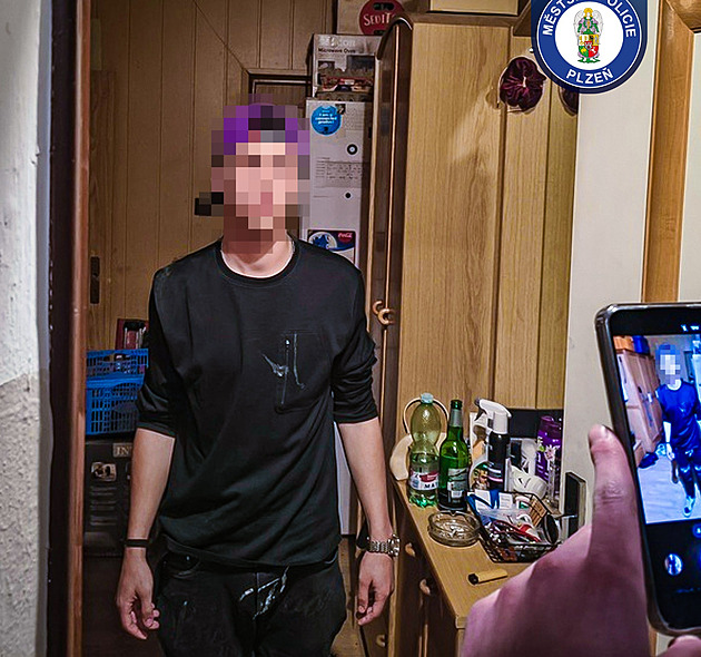 Teenager se bál opilé matky, na pomoc zavolal strážníky. Sám pak nadýchal víc