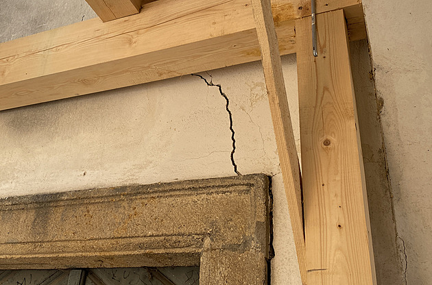 Bílá věž v Klatovech praská, památku museli podepřít dřevěnou konstrukcí