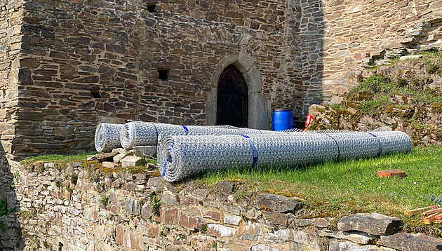 Hrad Velhartice chrání novinka, do cesty poprvé uložili speciální geomříž