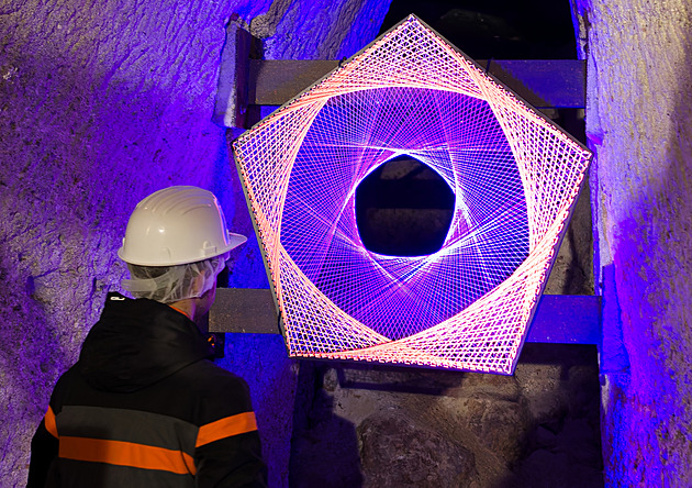 OBRAZEM: Unikátní prostory kaolinového dolu v Nevřeni se proměnily ve vesmír