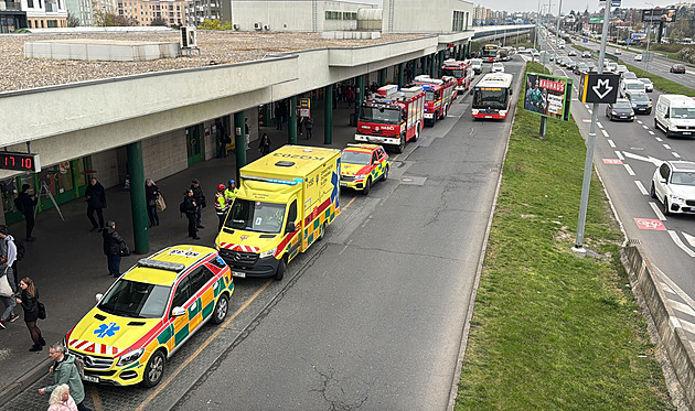 U Petřin se srazila tramvaj s autem, kvůli jiné nehodě nejezdila i část metra B U Petřin se srazila tramvaj s autem, kvůli jiné nehodě nejezdila i část metra B