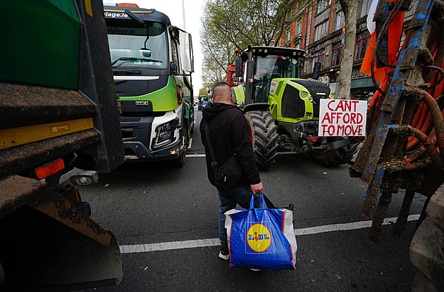 Demonstranti v Irsku blokují přístav kvůli drahé naftě, benzínky jsou na dně