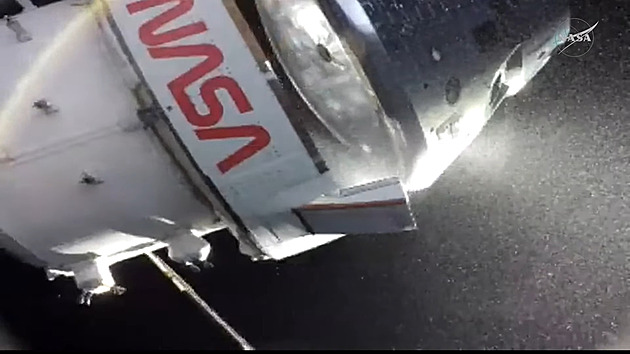 Posádka mise Artemis II se vrátila po obletu Měsíce. Překonala jeden rekord