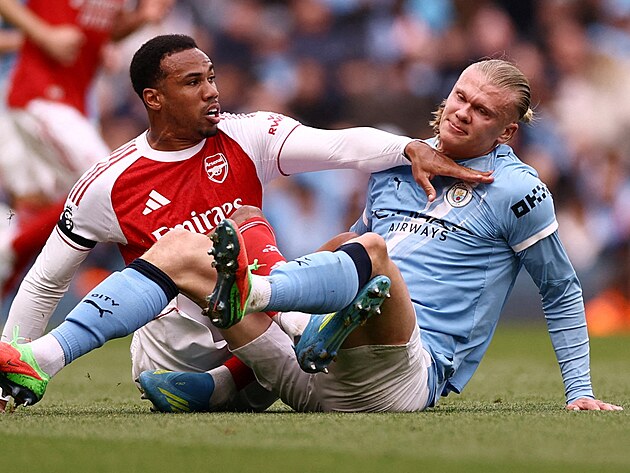 Obr�nce Gabriel z Arsenalu (vlevo) a Erling Haaland z Manchesteru City