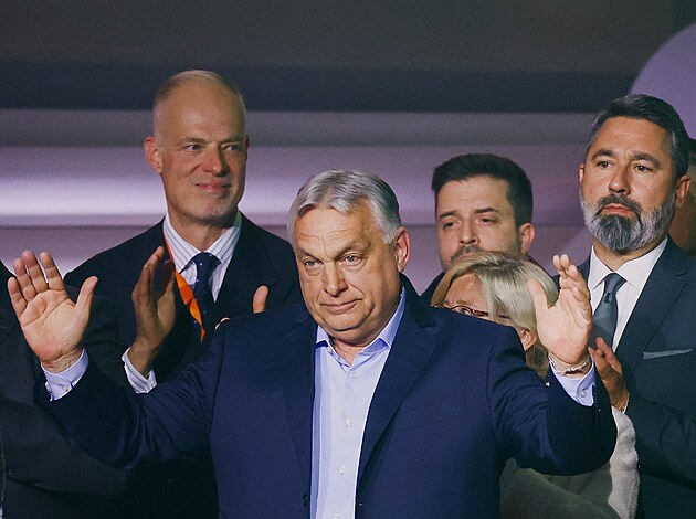 Ma�arský premiér Viktor Orbán v Budape�ti hovo�í ke svým p�íznivc�m po oznámení...