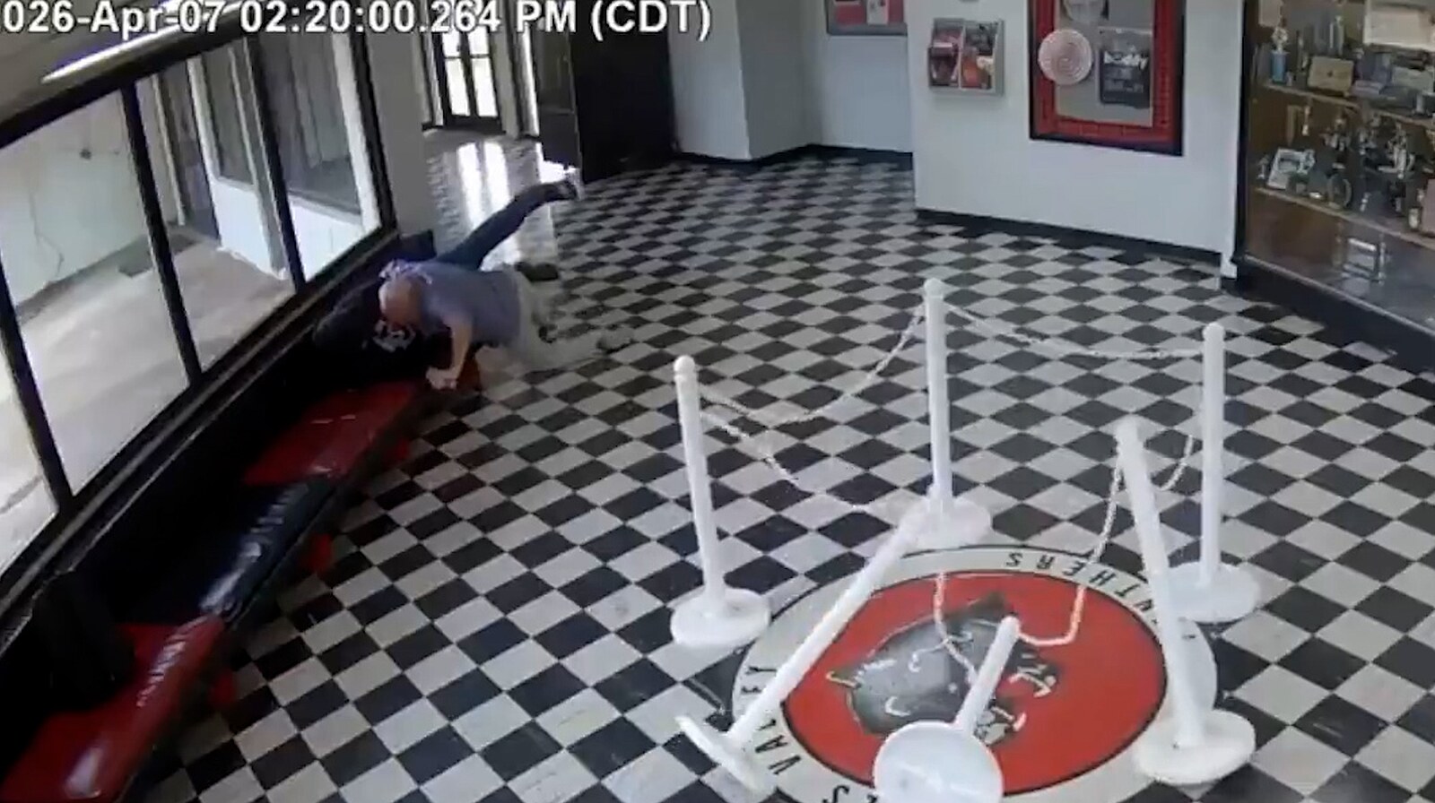 Bývalý student přišel vystřílet školu, tragédii zabránil ředitel, ukazuje video