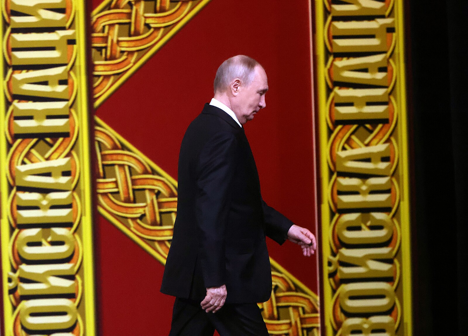Putin se skrývá v bunkrech, bojí se puče. Jeho kuchaře a fotografa sledují doma kamery