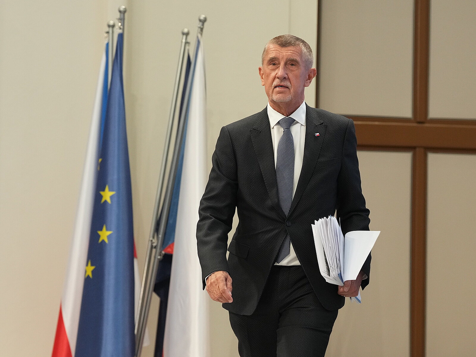 Babiš chápe, že má Pavel k NATO vztah. Na summit ho vzít ale nechce