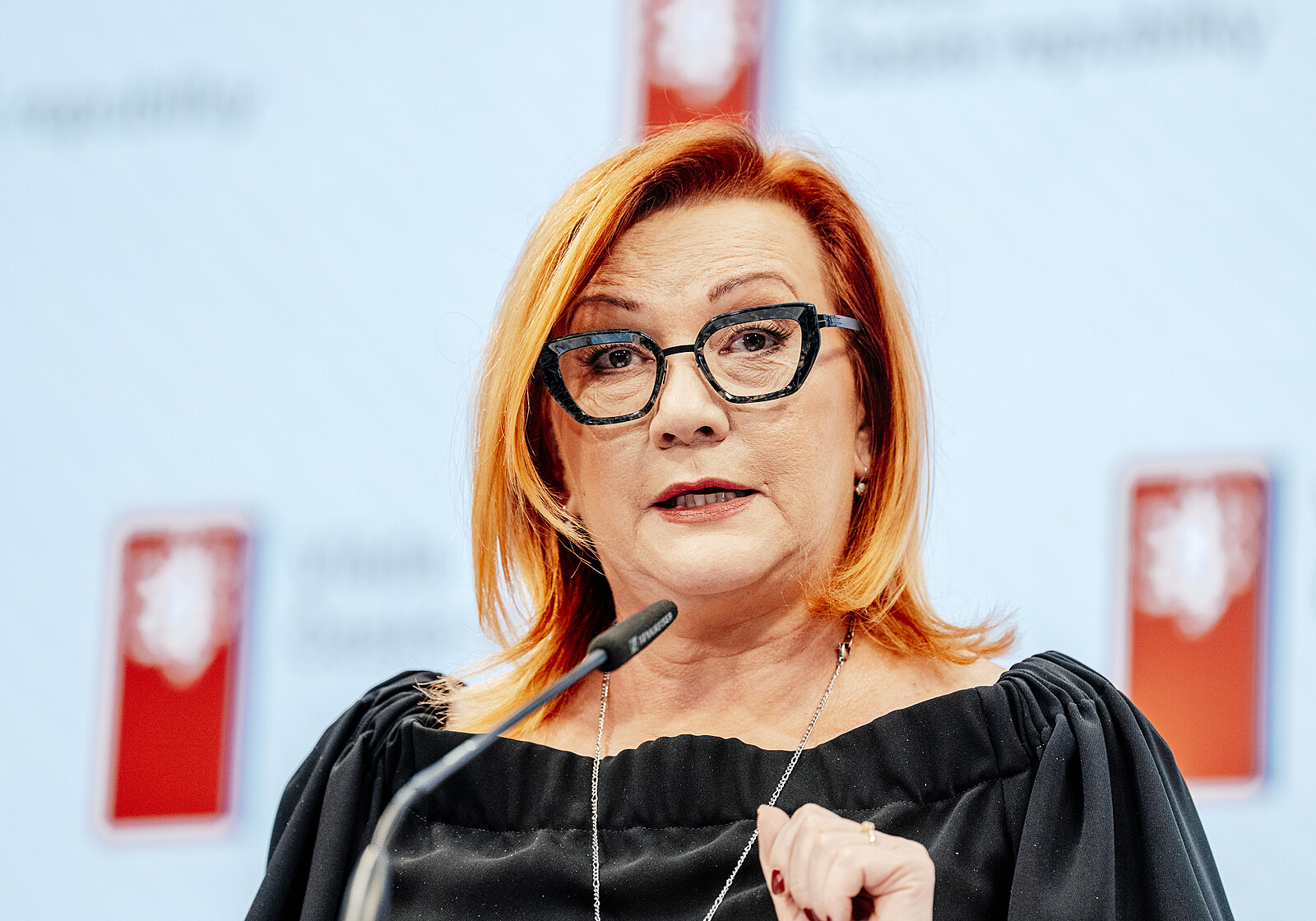 Ministerstvo představí nové Dluhopisy republiky. Sledujte přímý přenos