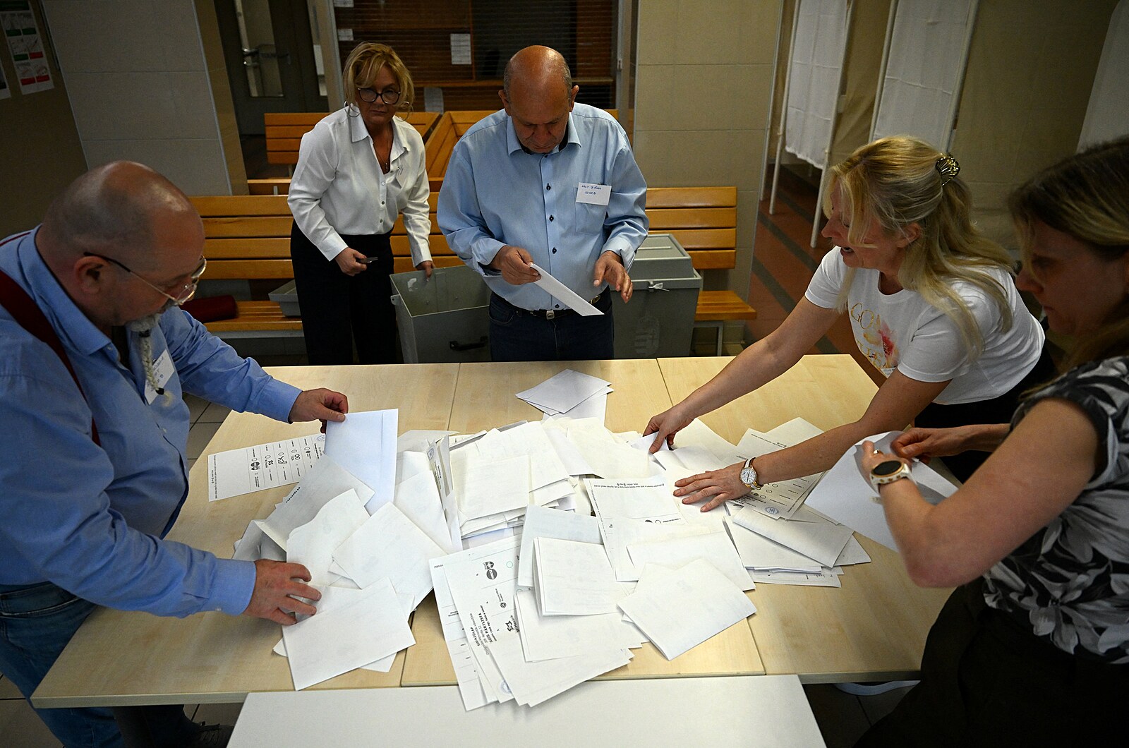 ONLINE: V Maďarsku sčítají hlasy, poslední průzkum věští Magyarovi ústavní většinu