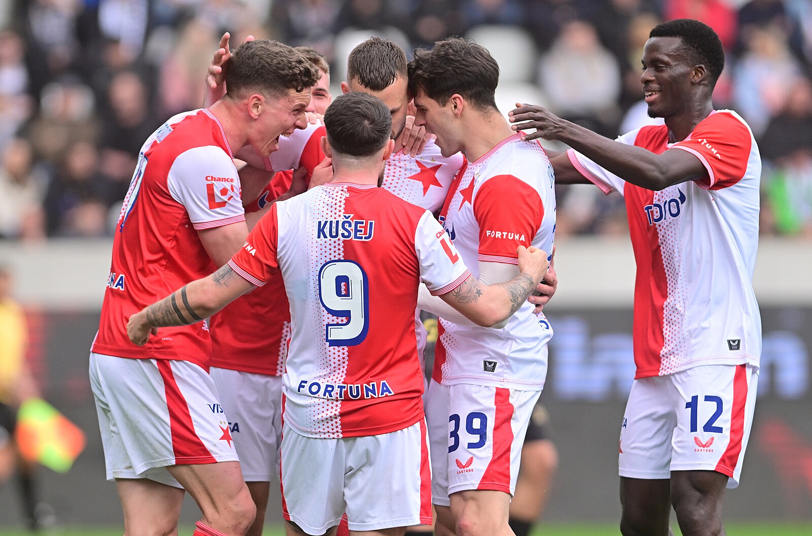 ONLINE: Slavia čelí Olomouci, Sparta hraje na Bohemians. Jak se složí nadstavba?