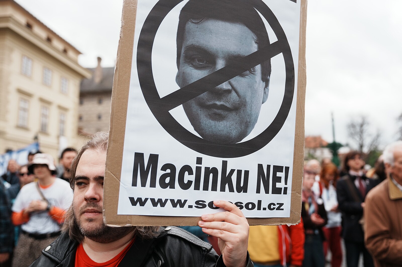 „Červenou Červenému.“ Stovky lidí v Praze protestují proti Motoristům