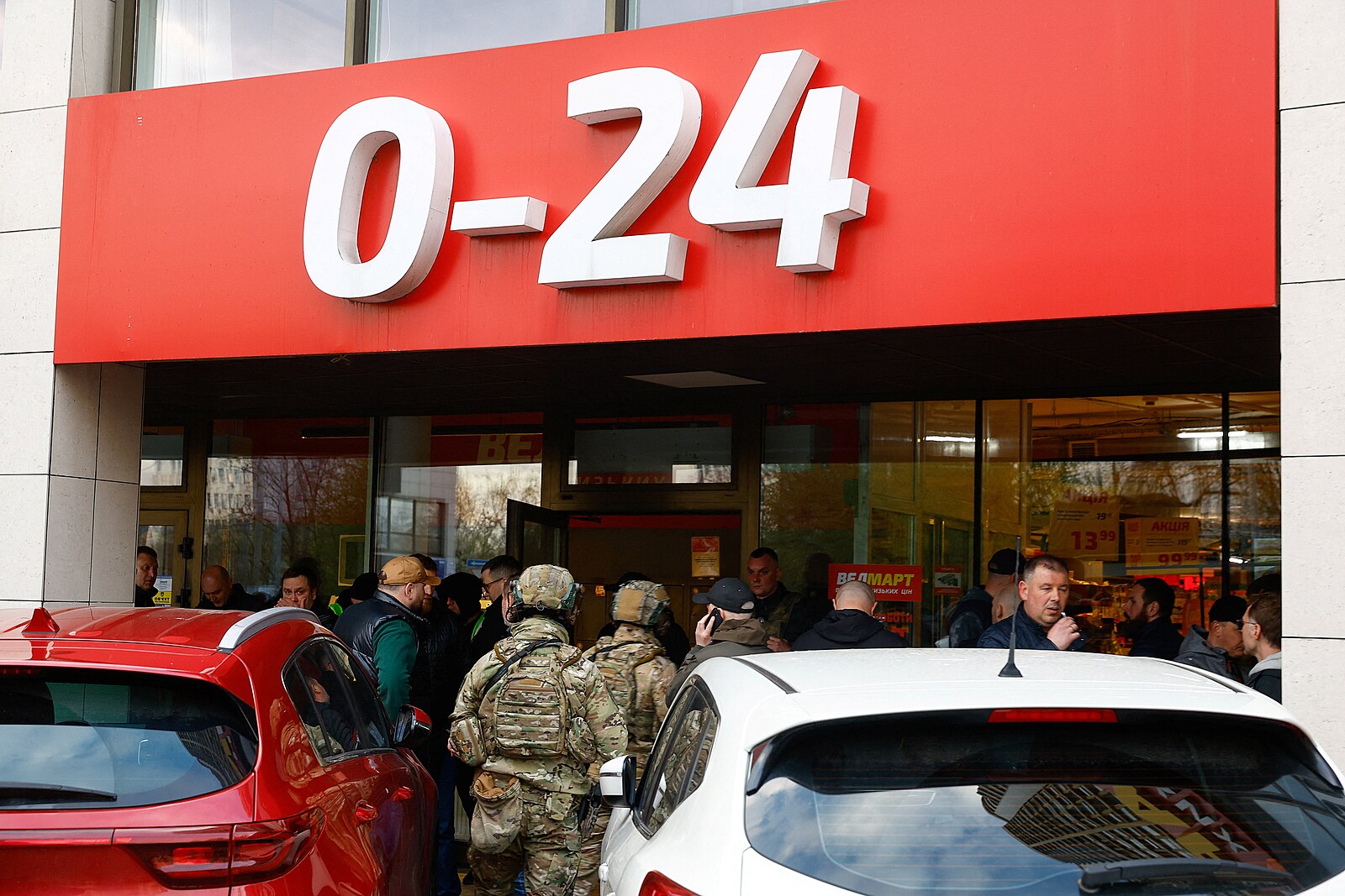 Při střelbě v Kyjevě zemřelo nejméně pět lidí, útočník si vzal rukojmí