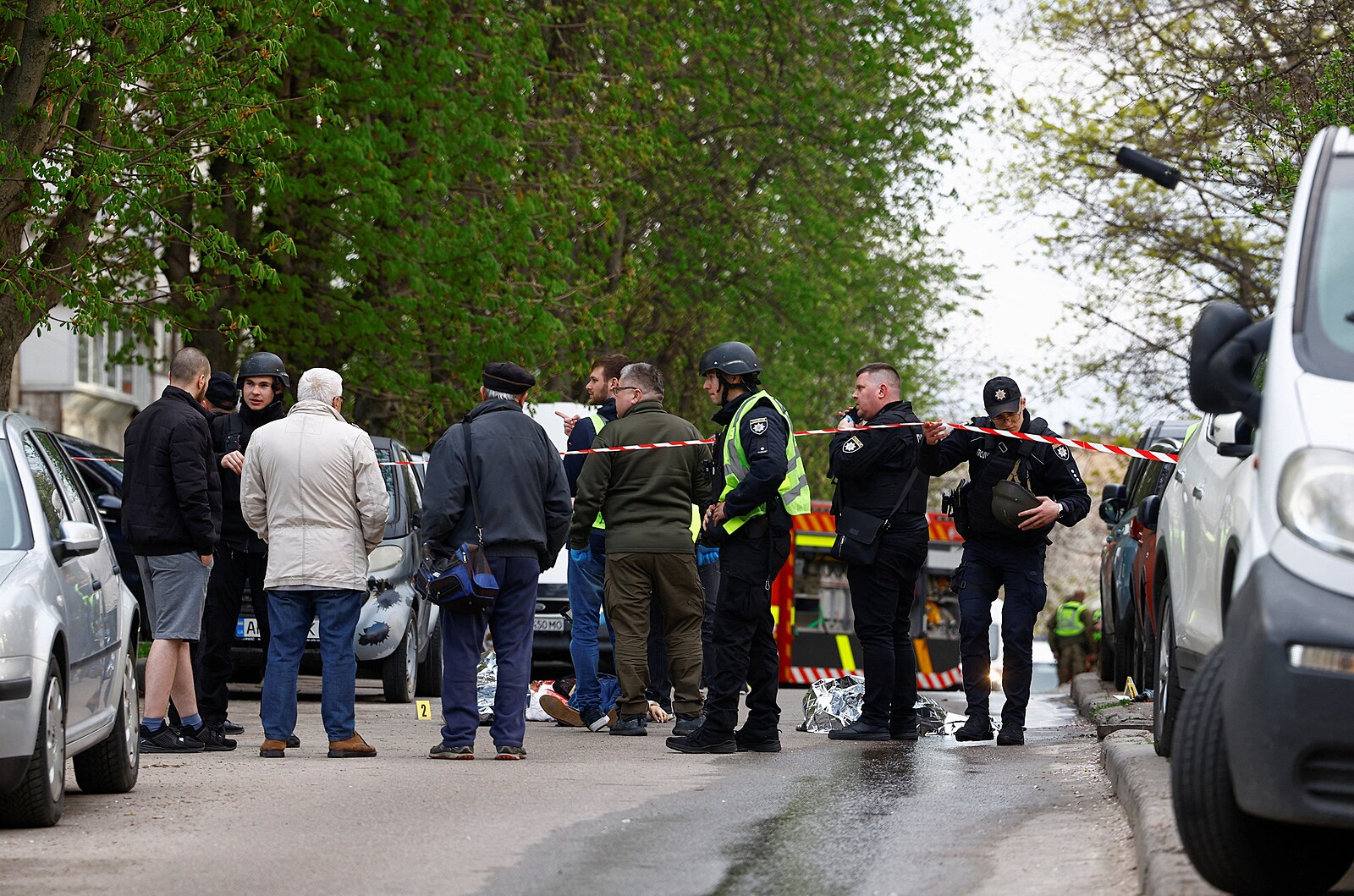 Po útoku v Kyjevě zůstává v nemocnici osm lidí. Strážníci před střelbou utekli