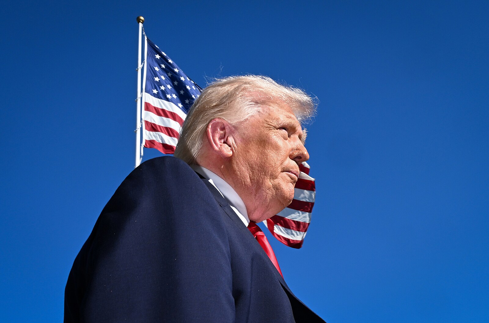 Trump vyšle delegaci na jednání s Íránem do Islámábádu, hrozí zničením elektráren