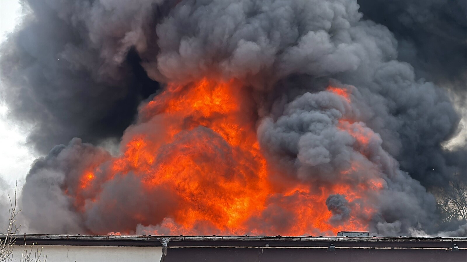 Dým nad Žižkovem. Hoří ubytovna, obyvatele zachraňují s pomocí žebříků