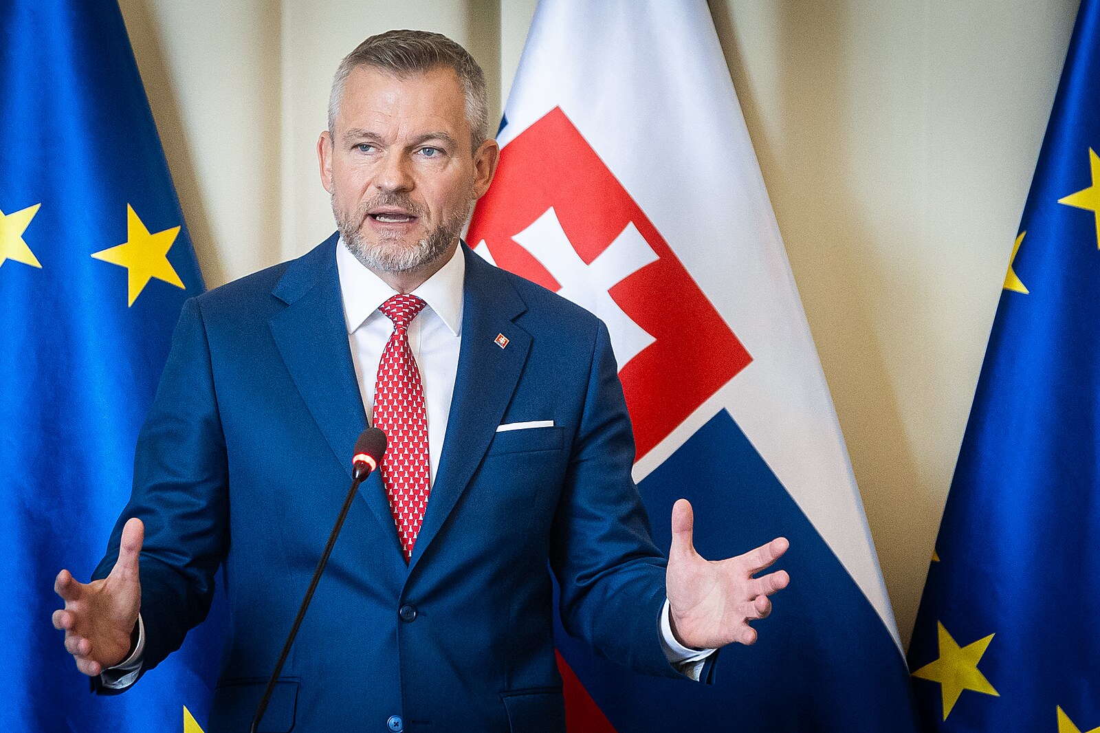 Na Slovensku se zastávají papeže ve sporu s Trumpem. Ozval se Pellegrini i biskupové