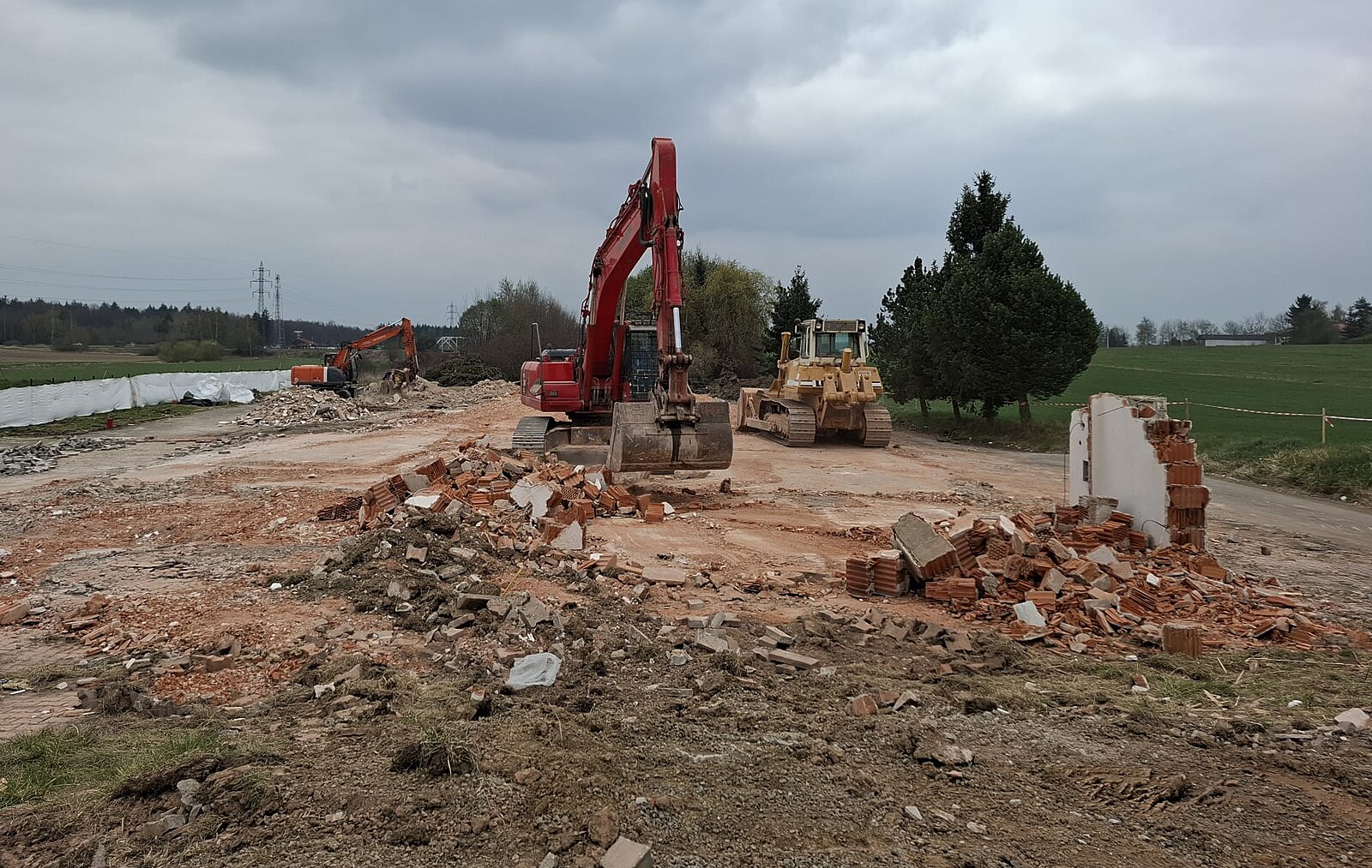 Symbol sporu o D3 šel k zemi, ŘSD zbouralo motocentrum Bratránkových u Tábora