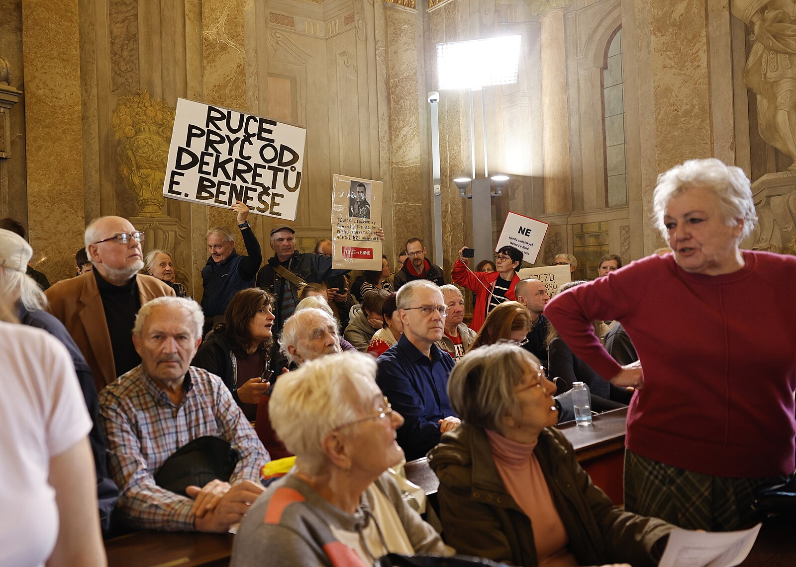 „Fašisti, vlastizrádci.“ Lidé v Brně protestují proti sjezdu sudetských Němců