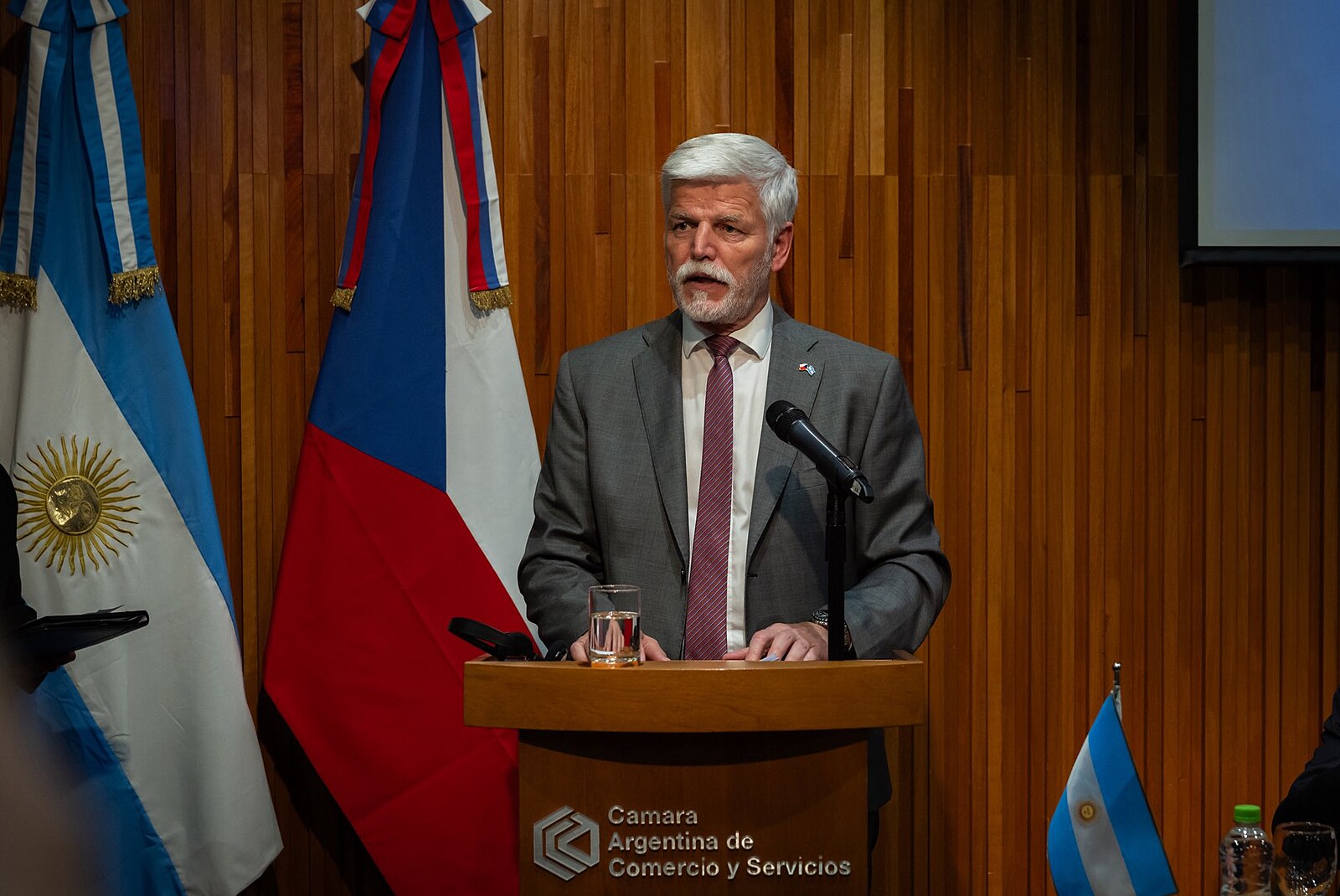 Boj o účast na summitu NATO: prezident považuje vládní usnesení za cestovní plán