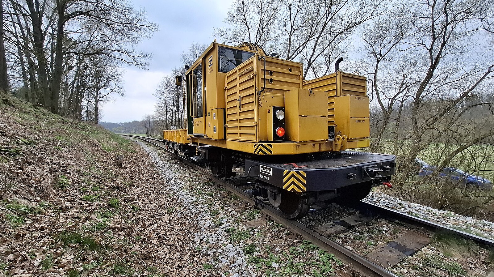 Z nádraží ujel pracovní vlak bez obsluhy. Poškodil výhybku, zastavil po mnoha kilometrech