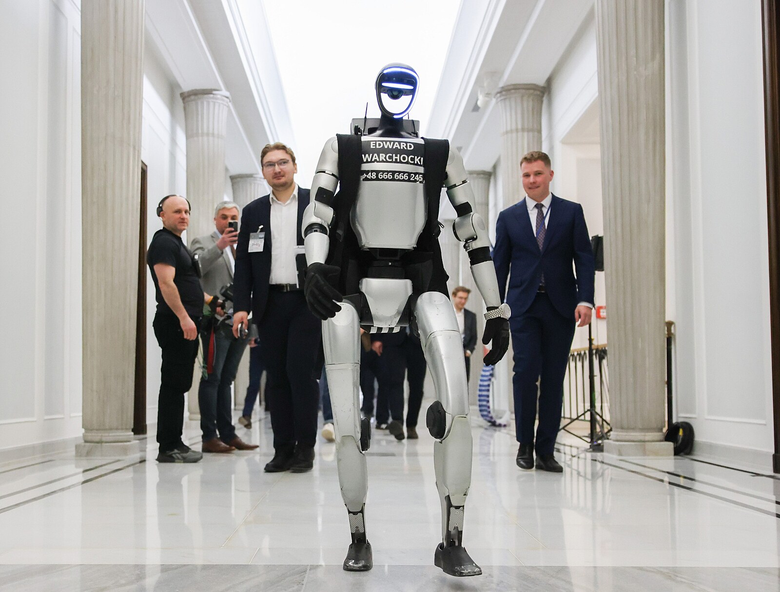 Divočáci, rolexky a zkoprnělí politici. Polsko šílí z humanoidního influencera Edy