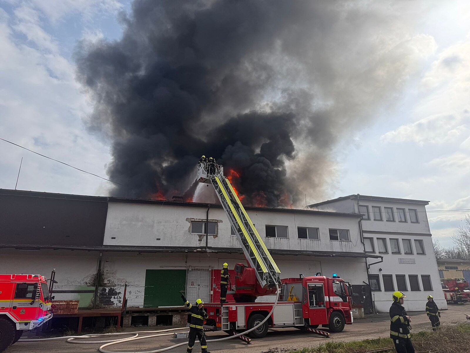 Dým nad Žižkovem. Hoří ubytovna, obyvatele zachraňují s pomocí žebříků