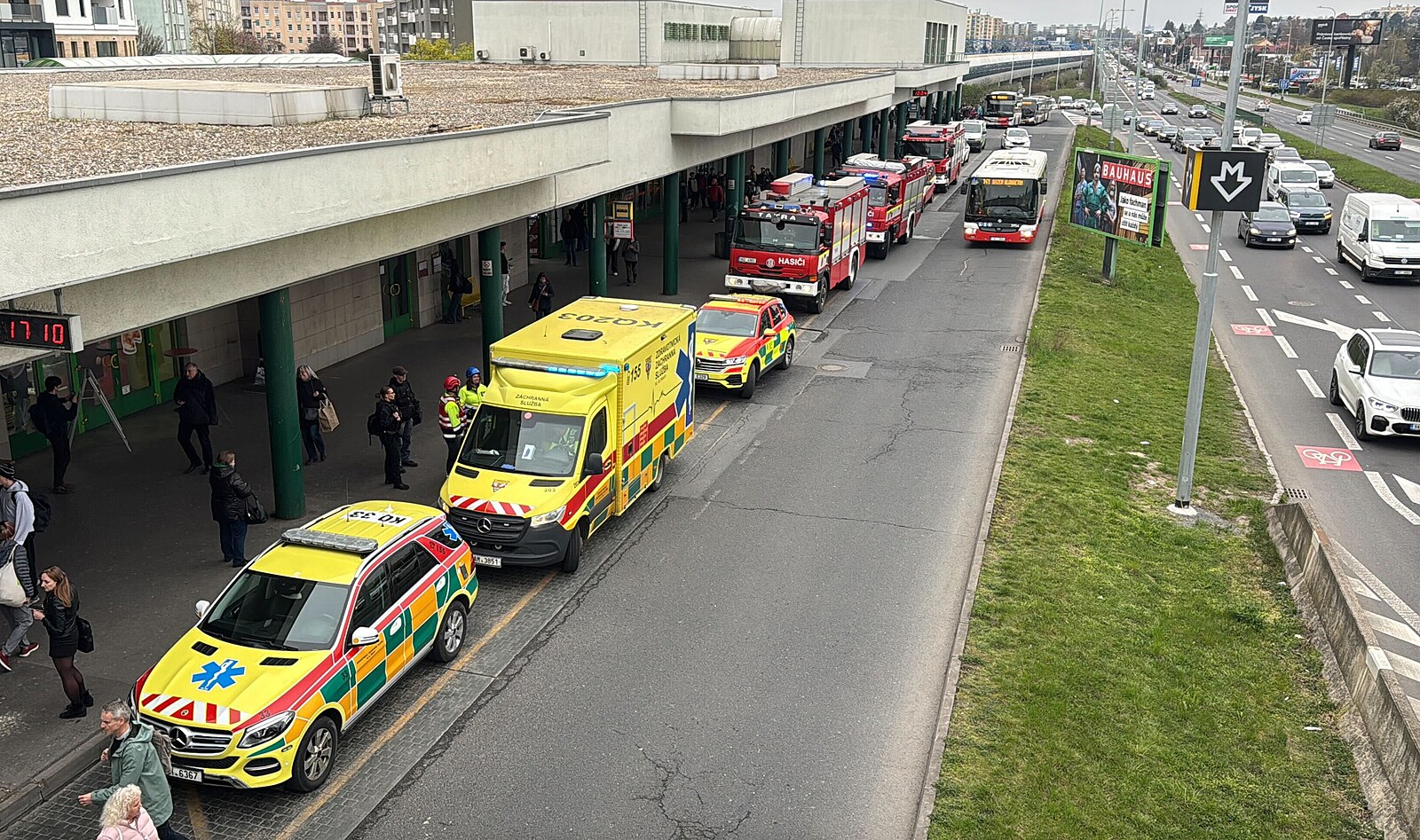 U Petřin se srazila tramvaj s autem, kvůli jiné nehodě nejezdila i část metra B