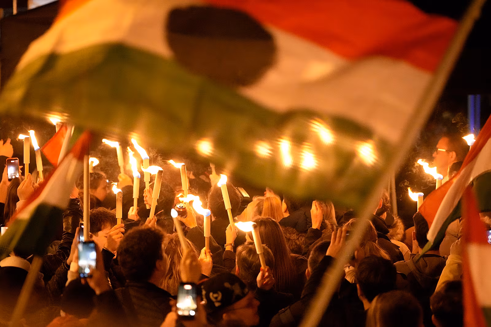 „Už jsme ani nevěřili.“ Budapešť zažila po vítězství opozice bouřlivou noc