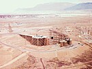 Letadla (strategické bombardéry) byla na plo�inu ta�ena po dlouhé ramp�, kde...